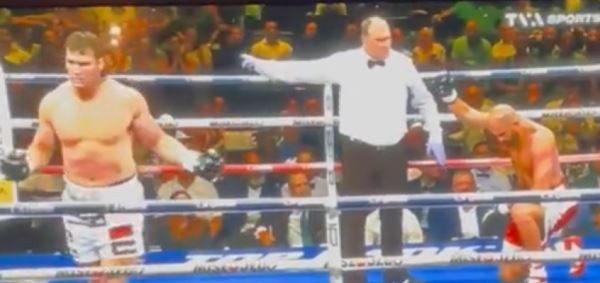 Боксер вышел на ринг и не стал начинать бой (видео)