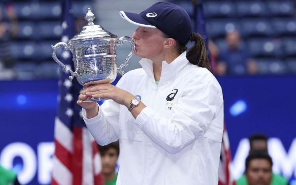 <br />
                        Ига Свёнтек - 10-я теннисистка с трофеями "Ролан Гаррос" и US Open за один сезон                    
